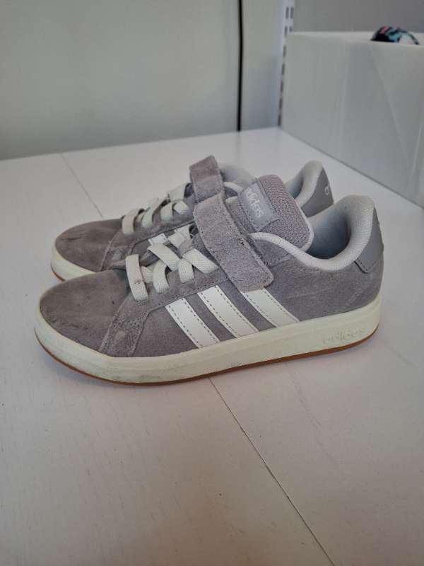 Adidas skór 32 gráir