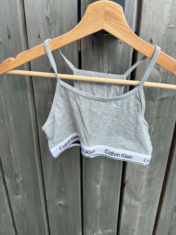 Calvin Klein toppur grár