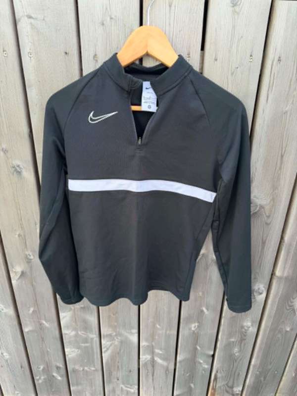 Nike svört íþróttapeysa