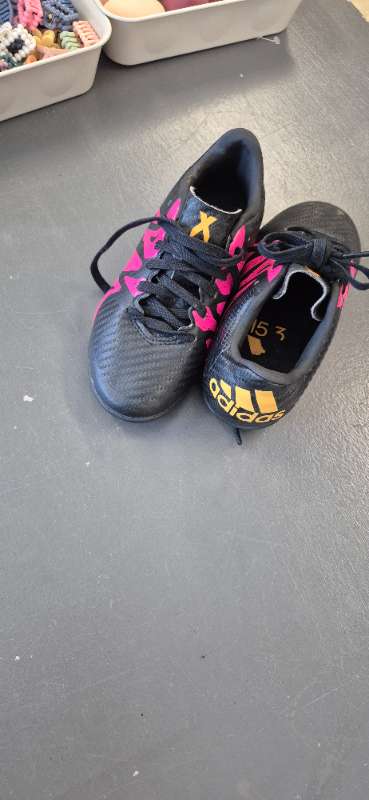 Adidas fótboltaskór bleikir og svartir