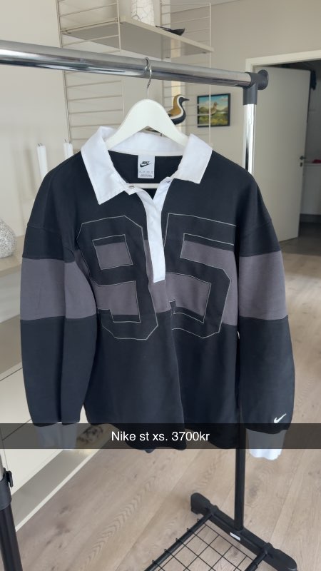 Nike svört peysa