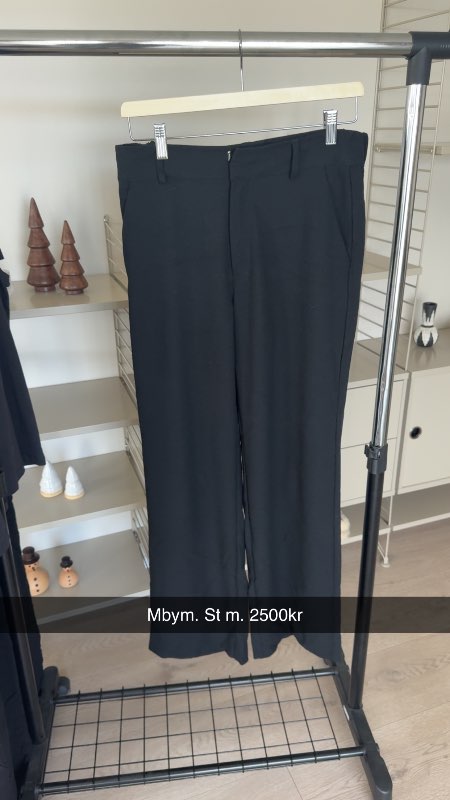 Mbym svartar buxur