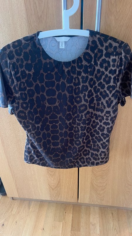 T-shirt/ hlébarða