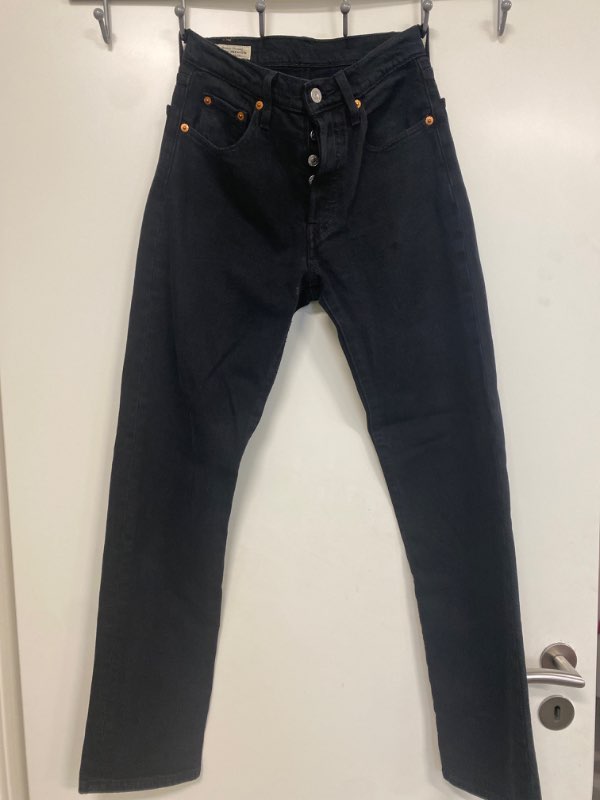Svartar levis 501
