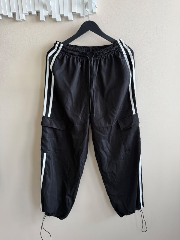Svartar buxur með rönd