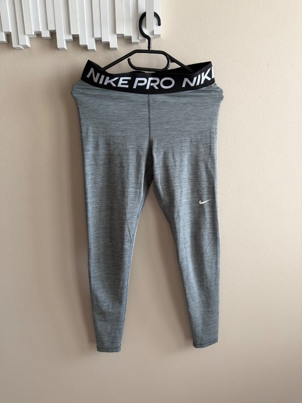 Nike gráar æfingabuxur