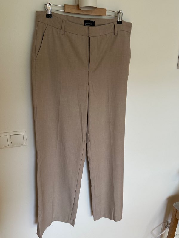 Ljósar buxur Gina Tricot