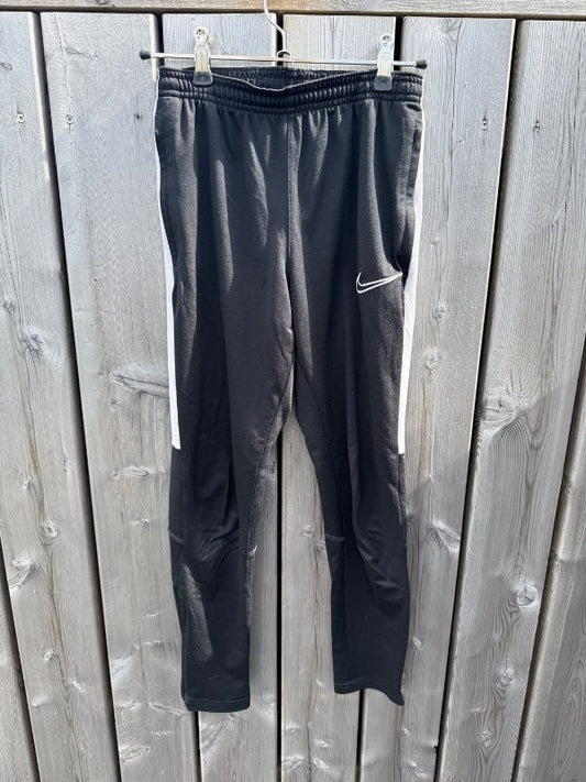 Nike svartar buxur með hvítri rönd