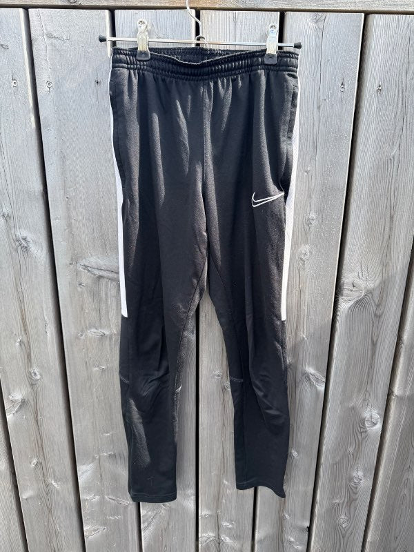 Nike svartar buxur með hvítri rönd