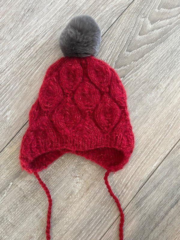 Rauð prjónahúfa/grár dúskur