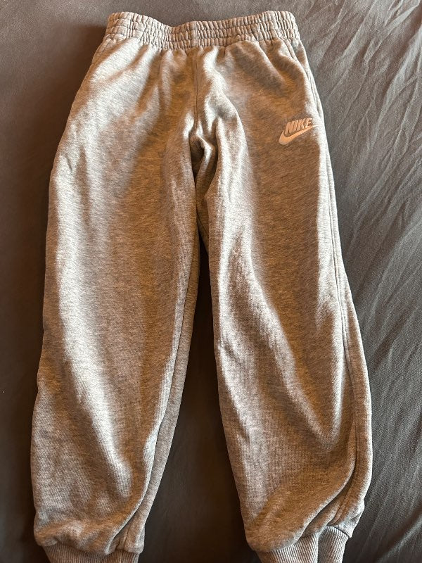 Gráar nike buxur st 116-122