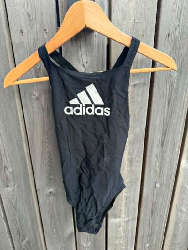 Adidas sundbolur