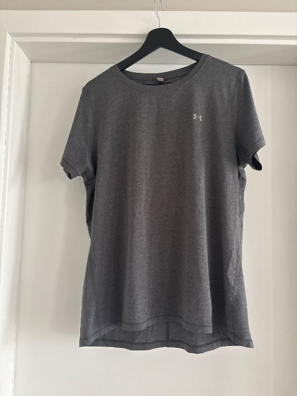 Underarmor dökk grár bolur