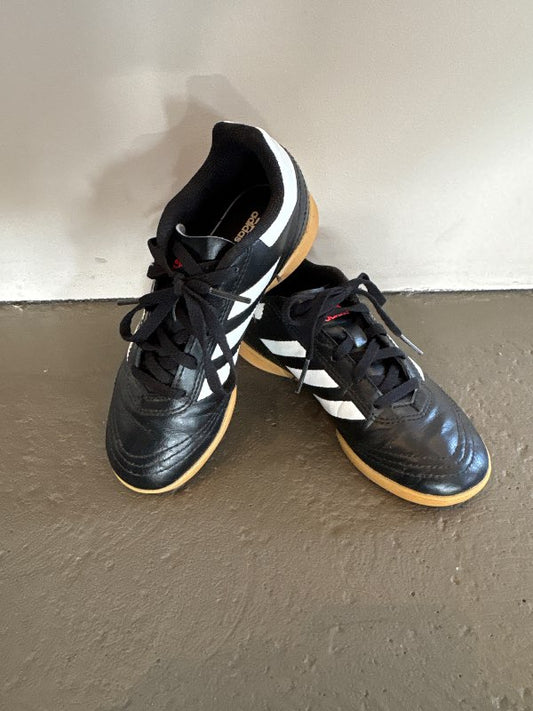 Svartir Adidas innanhússkór