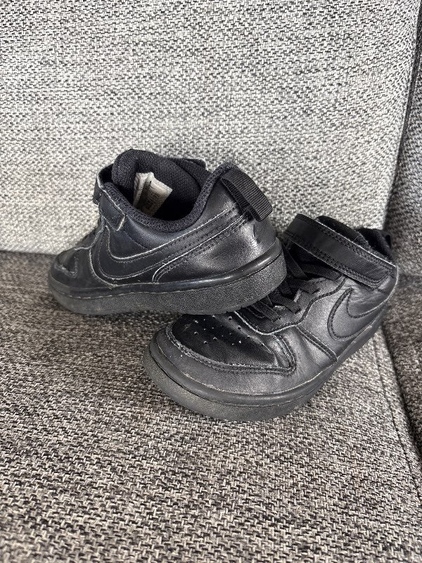 Svartir Nike strigskór