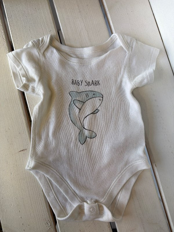 M&S stuttermasamfella, baby shark hvít
