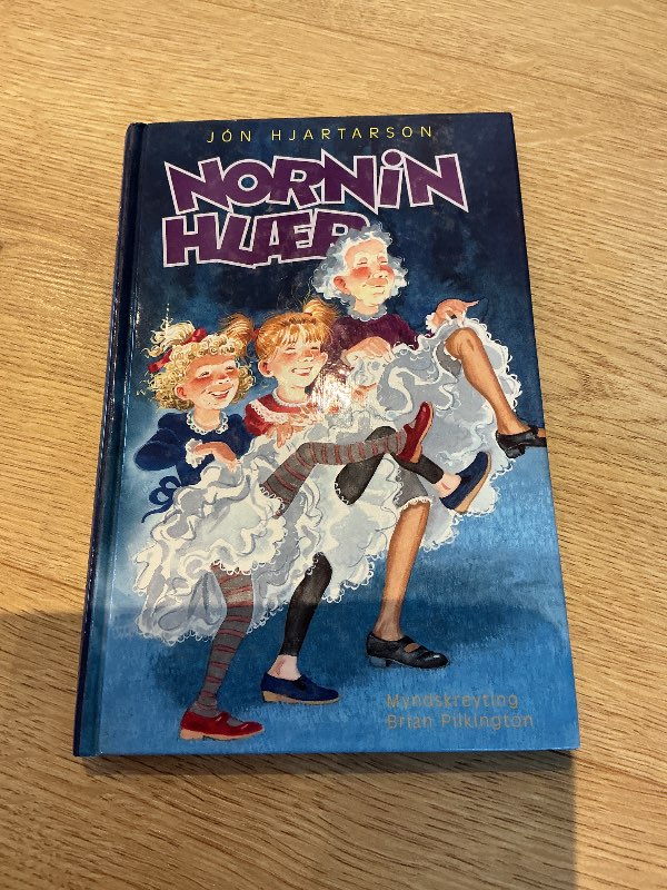 Nornin hlær