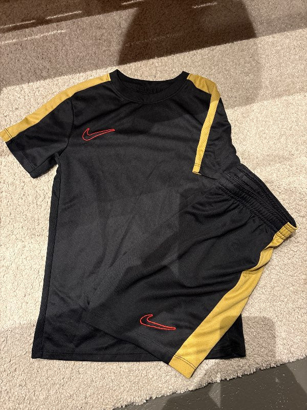 Svart/gull rönd Nike stuttbuxur og bolur