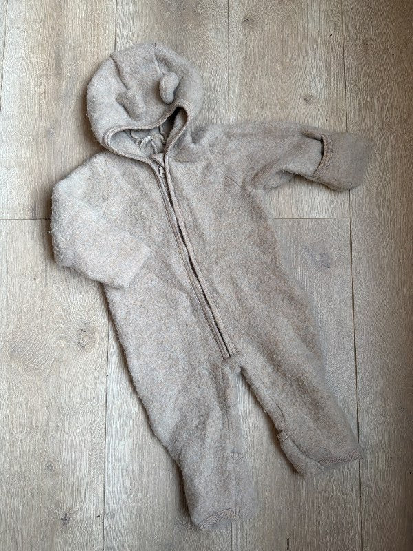Huttelihut ullarflísgalli með eyrum beige (68)