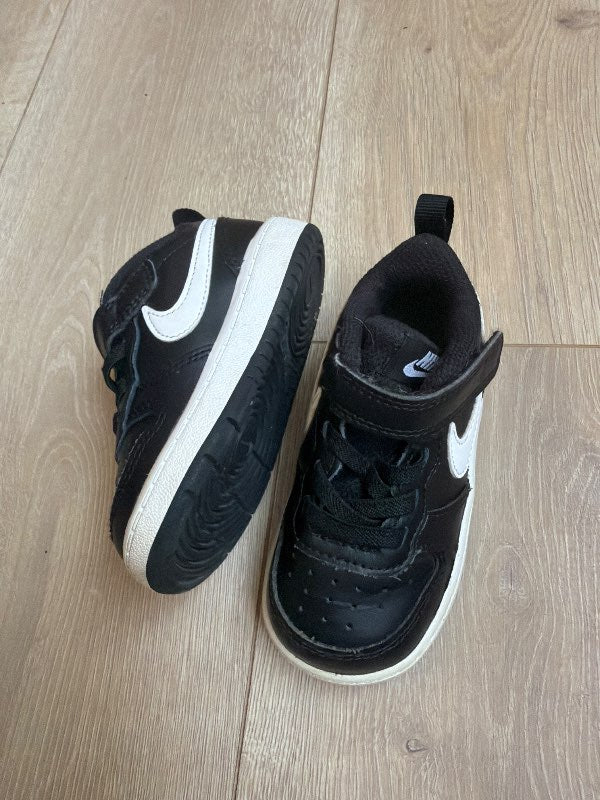Nike strigaskór nr 22 svartir/hvítir