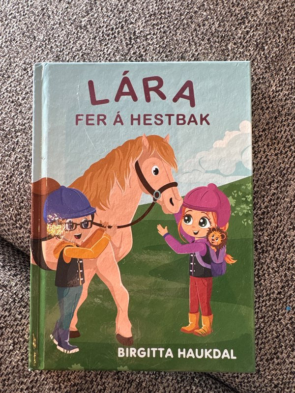 Lára fer á hestbak